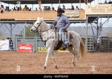 Un cow-boy entre dans l'anneau sur l'à l'Arizona Black Rodeo Banque D'Images