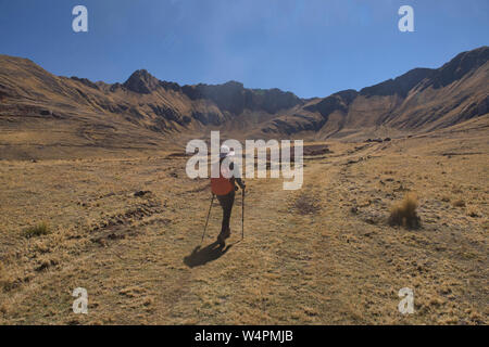 Trekking dans l'original de l'Inca vers les ruines de Huchuy Qosqo, Vallée Sacrée, Pérou Banque D'Images