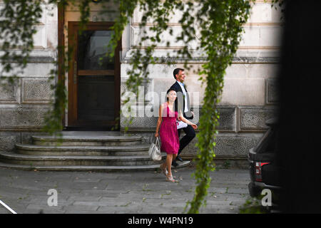 Londres, Royaume-Uni. 24 juillet, 2019. L'ancien ministre des Affaires étrangères britannique Jeremy Hunt (arrière) et son épouse quitter son bureau, à Londres, Grande-Bretagne, le 24 juillet 2019. Le nouveau Premier ministre britannique Boris Johnson nommé le premier de ses nouveaux ministres banquette avant mercredi soir. (Photo par Alberto Pezzali/Xinhua) Credit : Xinhua/Alamy Live News Banque D'Images