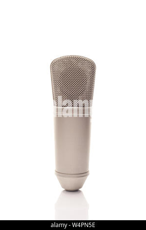 Microphone de studio professionnel isolé sur fond blanc Banque D'Images