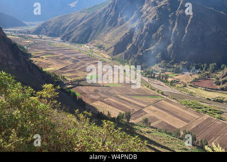 Donnant sur le Rio Urubamba Valley des ruines de Huchuy Qosqo, Vallée Sacrée, Pérou Banque D'Images