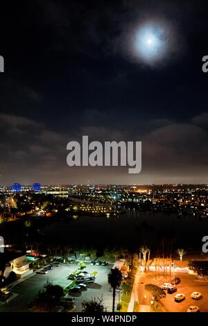 Vue aérienne dans le quartier de Marina Del Rey Los Angeles (Californie) à la nuit, avec la lune et les bâtiments lumineux visible, 21 octobre 2018. () Banque D'Images