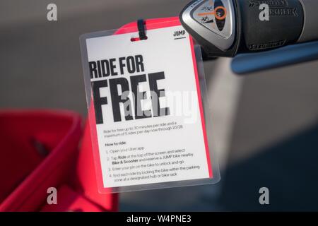 Close-up de l'avis joint à dockless vélo électrique à partir de l'économie partage société, annonçant gratuitement à travers l'application Uber, suite à l'acquisition par la société Uber par, dans le quartier de Marina Del Rey Los Angeles, Californie, le 21 octobre 2018. () Banque D'Images