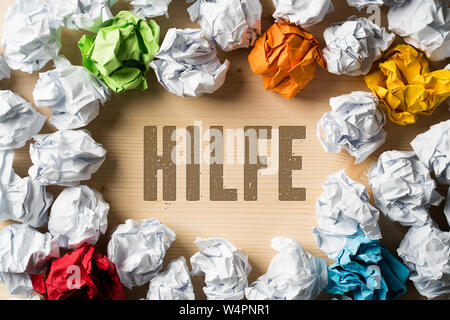 Damier symbolisant différentes solutions et le mot help (en allemand) Banque D'Images