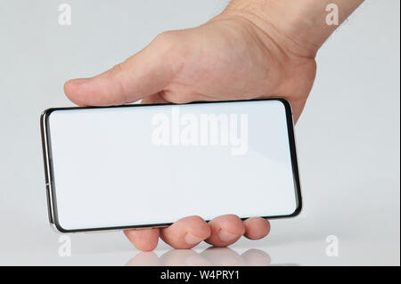 Close up of smartphone dans la main sur l'horizontale isolée Banque D'Images