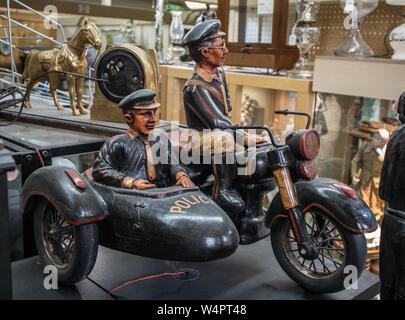 Deux policiers, un dans la moto side-car, ils attendent. Jouets anciens Américains. Banque D'Images