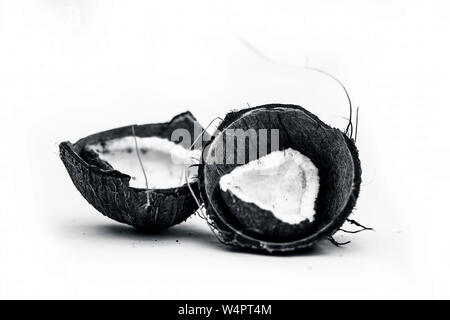 Couper deux tranches de coco séchée ou isolé sur blanc avec flash à sec en elle.voir de très près. Banque D'Images