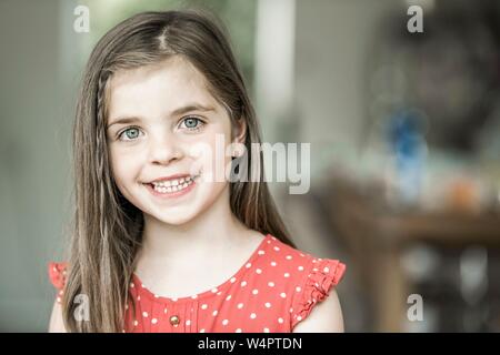 6-year-old girl a l'air dans l'appareil photo, rire, Allemagne Banque D'Images