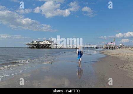 Plage avec restaurant, logement pile Strandbar 54 Nord, Schleswig-Holstein, Allemagne Banque D'Images