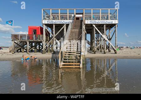 Plage avec des tas d'appartements de Strandcafe Herring Gull, Schleswig-Holstein, Allemagne Banque D'Images