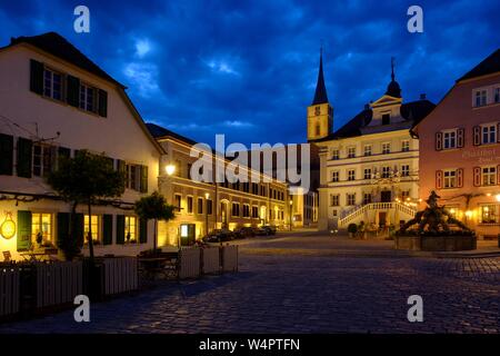 Place du marché avec l'église paroissiale Sankt Veit et mairie au crépuscule, Iphofen, Mainfranken, Lower Franconia, Franconia, Bavaria, Germany Banque D'Images