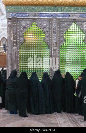 Les femmes de prier devant le tombeau de l'Ayatollah Khomeiny dans le lieu saint, Téhéran, Iran Banque D'Images