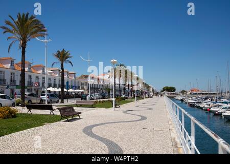 Promenade au bord de l'eau, Vila Real de Santo Antonio, Algarve, Portugal Banque D'Images