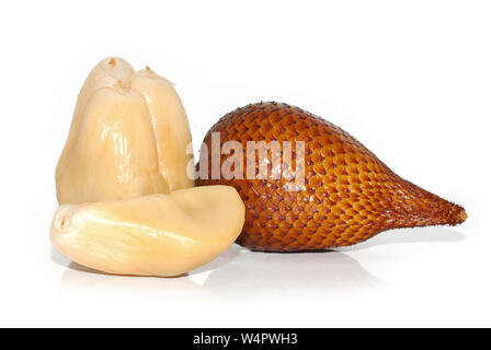 Peau de serpent des fruits sur fond blanc Banque D'Images