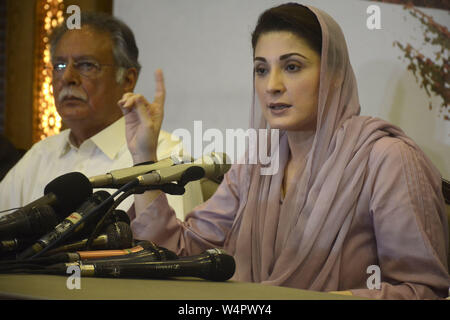 Lahore, Pakistan. 24 juillet, 2019. Vice-président de la Ligue musulmane (N) et la fille de l'ancien premier ministre Nawaz Sharif Maryam, Nawaz Sharif, ainsi que des hauts dirigeant de la LMP(N) sur la conférence de presse sa résidence à Lahore. Maryam Nawaz, a déclaré que les médecins qui ont examiné son père, dans sa cellule de prison ont recommandé l'hospitalisation, disant sa vie est en danger. Credit : Rana Sajid Hussain/Pacific Press/Alamy Live News Banque D'Images