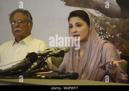 Lahore, Pakistan. 24 juillet, 2019. Vice-président de la Ligue musulmane (N) et la fille de l'ancien premier ministre Nawaz Sharif Maryam, Nawaz Sharif, ainsi que des hauts dirigeant de la LMP(N) sur la conférence de presse sa résidence à Lahore. Maryam Nawaz, a déclaré que les médecins qui ont examiné son père, dans sa cellule de prison ont recommandé l'hospitalisation, disant sa vie est en danger. Credit : Rana Sajid Hussain/Pacific Press/Alamy Live News Banque D'Images