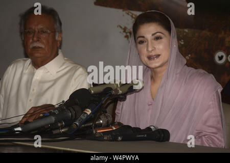 Lahore, Pakistan. 24 juillet, 2019. Vice-président de la Ligue musulmane (N) et la fille de l'ancien premier ministre Nawaz Sharif Maryam, Nawaz Sharif, ainsi que des hauts dirigeant de la LMP(N) sur la conférence de presse sa résidence à Lahore. Maryam Nawaz, a déclaré que les médecins qui ont examiné son père, dans sa cellule de prison ont recommandé l'hospitalisation, disant sa vie est en danger. Credit : Rana Sajid Hussain/Pacific Press/Alamy Live News Banque D'Images