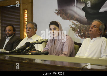 Lahore, Pakistan. 24 juillet, 2019. Vice-président de la Ligue musulmane (N) et la fille de l'ancien premier ministre Nawaz Sharif Maryam, Nawaz Sharif, ainsi que des hauts dirigeant de la LMP(N) sur la conférence de presse sa résidence à Lahore. Maryam Nawaz, a déclaré que les médecins qui ont examiné son père, dans sa cellule de prison ont recommandé l'hospitalisation, disant sa vie est en danger. Credit : Rana Sajid Hussain/Pacific Press/Alamy Live News Banque D'Images