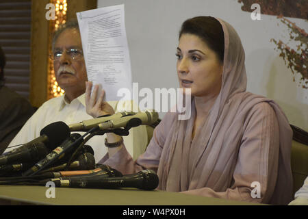 Lahore, Pakistan. 24 juillet, 2019. Vice-président de la Ligue musulmane (N) et la fille de l'ancien premier ministre Nawaz Sharif Maryam, Nawaz Sharif, ainsi que des hauts dirigeant de la LMP(N) sur la conférence de presse sa résidence à Lahore. Maryam Nawaz, a déclaré que les médecins qui ont examiné son père, dans sa cellule de prison ont recommandé l'hospitalisation, disant sa vie est en danger. Credit : Rana Sajid Hussain/Pacific Press/Alamy Live News Banque D'Images