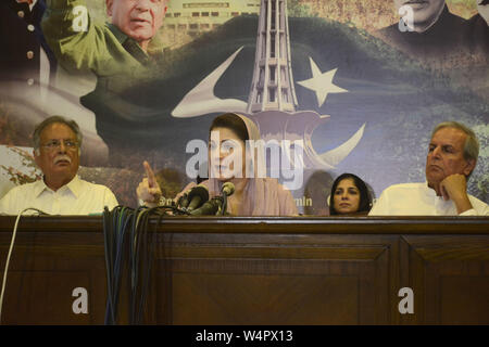 Lahore, Pakistan. 24 juillet, 2019. Vice-président de la Ligue musulmane (N) et la fille de l'ancien premier ministre Nawaz Sharif Maryam, Nawaz Sharif, ainsi que des hauts dirigeant de la LMP(N) sur la conférence de presse sa résidence à Lahore. Maryam Nawaz, a déclaré que les médecins qui ont examiné son père, dans sa cellule de prison ont recommandé l'hospitalisation, disant sa vie est en danger. Credit : Rana Sajid Hussain/Pacific Press/Alamy Live News Banque D'Images