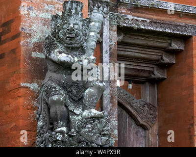 Kori agung embarquement au Temple de Taman Ayun Banque D'Images