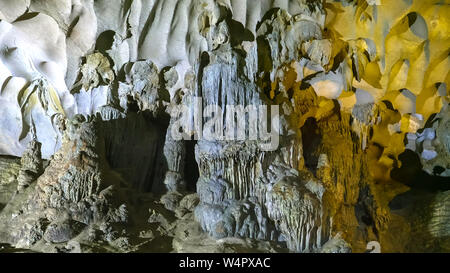 L'intérieur de la caverne sung sot à Halong Bay Banque D'Images