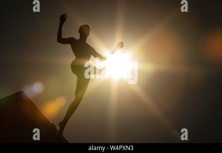 Bielefeld, Allemagne. 24 juillet, 2019. Un nageur saute d'une tour de 10 mètres dans une piscine extérieure contre le soleil. Credit : Friso Gentsch/dpa/Alamy Live News Banque D'Images
