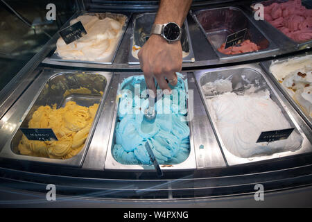 Bielefeld, Allemagne. 24 juillet, 2019. La crème glacée est offert dans un bar laitier. Credit : Friso Gentsch/dpa/Alamy Live News Banque D'Images