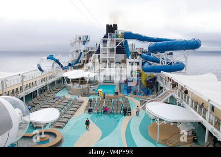 Vue sur la piscine sur le norvégien de la joie. Banque D'Images