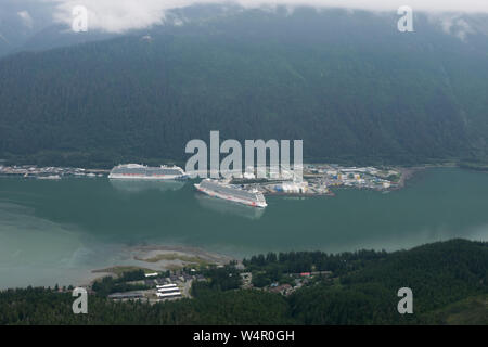 Vue aérienne de norvégien et d'autres navires de croisière de la joie à Juneau, en Alaska. Banque D'Images