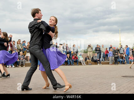 Saint-pétersbourg.Russie.Juillet 13,2019.danser sur la place de la ville dans l'air frais.N'importe qui qui veut danser à la musique peut prendre part.C'est de bal dan Banque D'Images