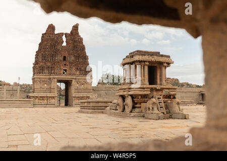 Char de pierre dans la cour de Vittala Temple à Hampi, Karnataka, Inde. Banque D'Images