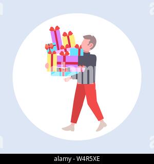 Man carrying pile de cadeaux enveloppés de saison grande vente shopping concept guy holding présente colorée pleine longueur à plat Illustration de Vecteur