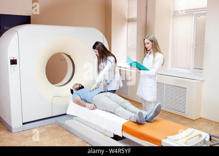 Heureux patient en cours d'irm à l'hôpital. Banque D'Images