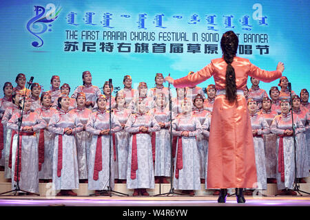 Sonid Bannière droite, la Région autonome de Mongolie intérieure. 24 juillet, 2019. Les membres d'un chior chanter durant le premier Festival Chorus des Prairies en Sonid Bannière droite du nord de la Chine, région autonome de Mongolie intérieure, le 24 juillet 2019. Comme l'un des événements de Sonid Bannière droite Ulan Muqir Art Festival, le festival chorus a débuté mercredi. Oulan Muqir se réfère à une troupe d'art pour les bergers dans les régions éloignées. La bannière droite Sonid Ulan Muqir a été fondée en 1957. Credit : Cai Yang/Xinhua/Alamy Live News Banque D'Images