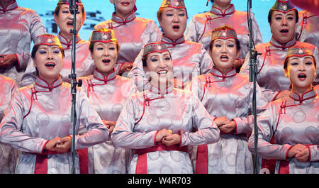 Sonid Bannière droite, la Région autonome de Mongolie intérieure. 24 juillet, 2019. Les membres d'un chior chanter durant le premier Festival Chorus des Prairies en Sonid Bannière droite du nord de la Chine, région autonome de Mongolie intérieure, le 24 juillet 2019. Comme l'un des événements de Sonid Bannière droite Ulan Muqir Art Festival, le festival chorus a débuté mercredi. Oulan Muqir se réfère à une troupe d'art pour les bergers dans les régions éloignées. La bannière droite Sonid Ulan Muqir a été fondée en 1957. Credit : Cai Yang/Xinhua/Alamy Live News Banque D'Images