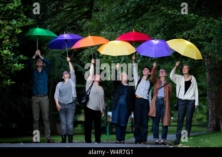 Les visiteurs franchissent le Royal Botanic Garden Edinburgh au crépuscule avec des parasols lumineux "Sonic", qui jouent le chant de Caithness et Sutherland. La pièce est l'un des plusieurs installations créés par des artistes de tout le Royaume-Uni, qui ont été chargés de produire une série de nouveaux visuels, sonores et sensoriels installations cinétiques pour le dessous de la couverture de l'événement d'art dans le cadre de l'Edinburgh Festival Fringe 2019. Banque D'Images