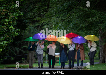 Les visiteurs franchissent le Royal Botanic Garden Edinburgh au crépuscule avec des parasols lumineux "Sonic", qui jouent le chant de Caithness et Sutherland. La pièce est l'un des plusieurs installations créés par des artistes de tout le Royaume-Uni, qui ont été chargés de produire une série de nouveaux visuels, sonores et sensoriels installations cinétiques pour le dessous de la couverture de l'événement d'art dans le cadre de l'Edinburgh Festival Fringe 2019. Banque D'Images