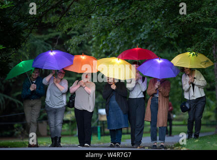 Les visiteurs franchissent le Royal Botanic Garden Edinburgh au crépuscule avec des parasols lumineux "Sonic", qui jouent le chant de Caithness et Sutherland. La pièce est l'un des plusieurs installations créés par des artistes de tout le Royaume-Uni, qui ont été chargés de produire une série de nouveaux visuels, sonores et sensoriels installations cinétiques pour le dessous de la couverture de l'événement d'art dans le cadre de l'Edinburgh Festival Fringe 2019. Banque D'Images