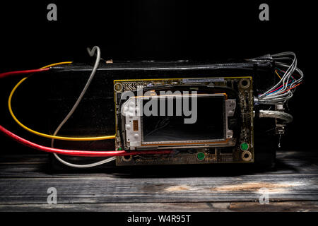 Bombe terroriste faite à la maison avec détonateur télécommandé et beaucoup de câbles. Se préparer à agir terorist. Banque D'Images