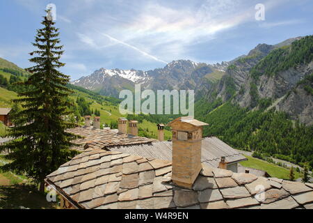 Les toitures traditionnelles à Saint Véran, village du Parc Naturel Régional du Queyras, Alpes du Sud, France Banque D'Images