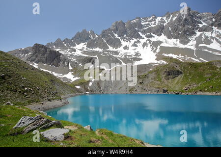 Le lac Sainte Anne situé au-dessus de Ceillac village après deux heures de marche, par des réflexions de chaîne de montagnes, le Parc Naturel du Queyras, Alpes du Sud, France Banque D'Images