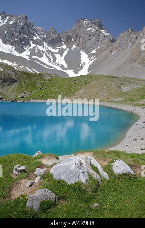 Le lac Sainte Anne situé au-dessus de Ceillac village après deux heures de marche, par des réflexions de chaîne de montagnes, le Parc Naturel du Queyras, Alpes du Sud, France Banque D'Images
