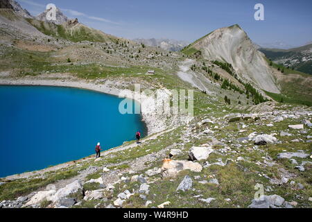 Le lac Sainte Anne situé au-dessus de Ceillac village après deux heures de marche, avec chaîne de montagnes, le Parc Naturel Régional du Queyras, Alpes du Sud, France Banque D'Images