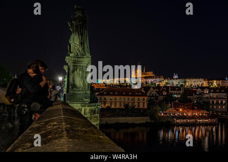 Couple sur le pont Charles à Prague le pont Charles à Prague de nuit night people walking Banque D'Images
