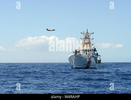 Les garde-côte Joseph Gerczak (CMP 1126) prend part à un exercice de recherche et sauvetage avec des partenaires internationaux au large d'Oahu, Hawaï, le 24 juillet 2019. L'exercice était d'intervalle de deux ans menée par l'atelier de R-S de recherche et de sauvetage du Pacifique Comité de direction. (U.S. Photo de la Garde côtière canadienne par le maître de 3e classe Matthew West/libérés) Banque D'Images