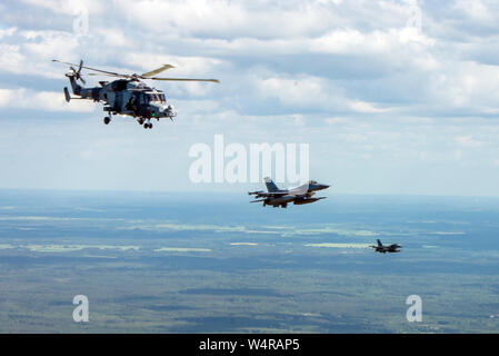 F-16 Fighting Falcon affecté à la 120e Escadron de chasse, Colorado Air National Guard vole avec la Lynx Wildcat AH1 battlefield les hélicoptères de reconnaissance, alors que la formation à travers différents à l'air de scénarios de combat aérien à Tapa, Estonie Gamme 20 juin 2018. L'exercice de trois jours a eu lieu du 18 au 20 juin 2018, l'accent sur l'amélioration des capacités opérationnelles de la terre et de l'air avec un autre objectif clé pour former au sein de la présence renforcée de l'avant (PEF) groupements tactiques.(U.S. Photo de la Garde nationale aérienne capitaine principal Sgt. John Arnold) Banque D'Images