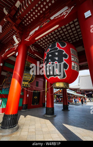 Tokyo, Japon - 18 octobre 2018 : une grande lampe rouge au Temple Sensoji, , également connu sous le nom d'Asakusa Kannon est un temple bouddhiste situé à Asakusa. Banque D'Images