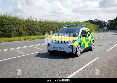 999 NHS nord ouest d'urgence ambulance véhicule campagne en route pour l'incident dans les régions rurales de Blackpool, Lancashire, UK Banque D'Images