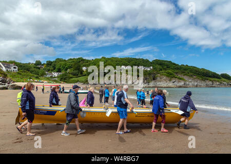 Celtic Longboat aviron à Aberporth Ceredigion, pays de Galles, Banque D'Images